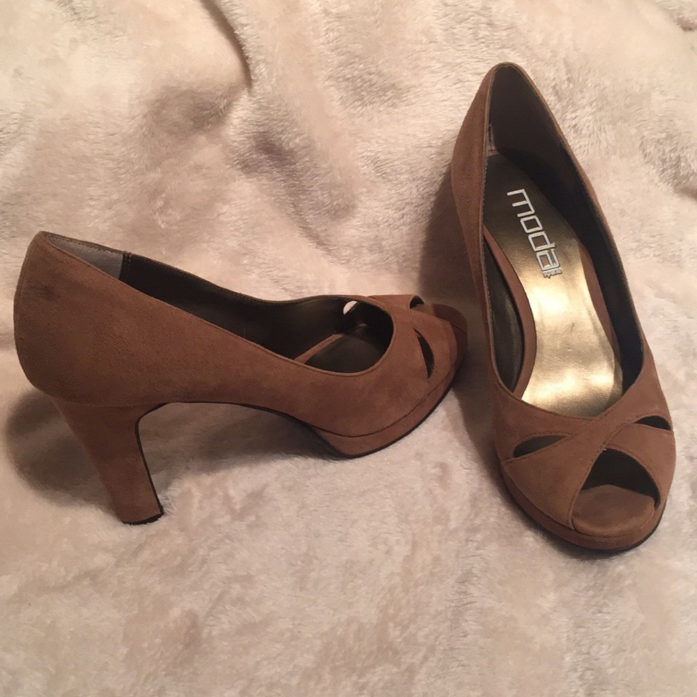 Light brown Moda Spana heels!